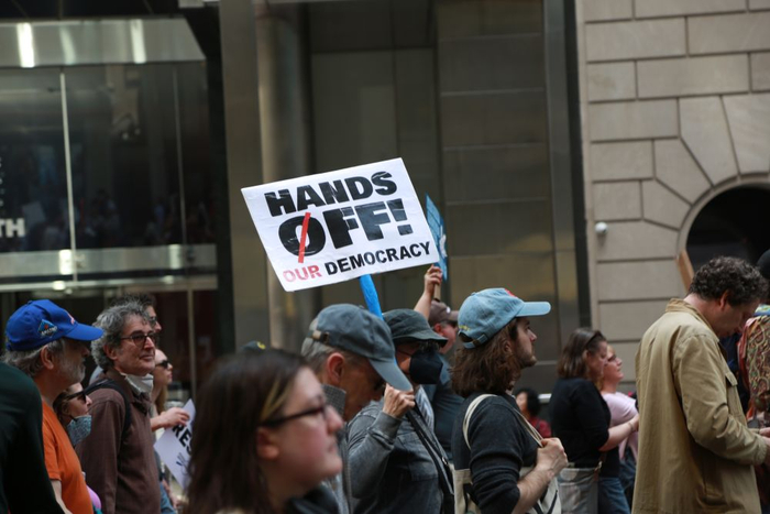 4月19日，人们在美国纽约街头参加抗议活动。新华社记者刘亚南摄