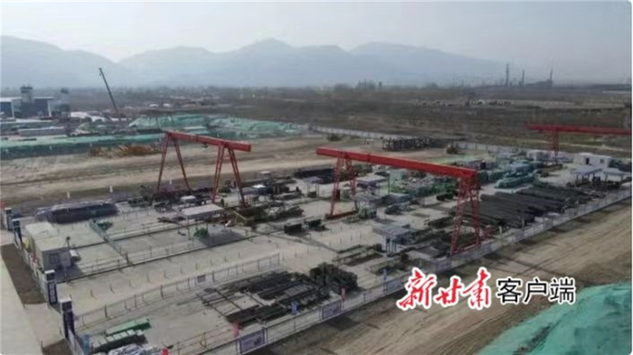 甘肃腾格里沙漠河西新能源基地配套金昌2×1000兆瓦调峰煤电项目建设现场。（图片由金昌市招商局提供）