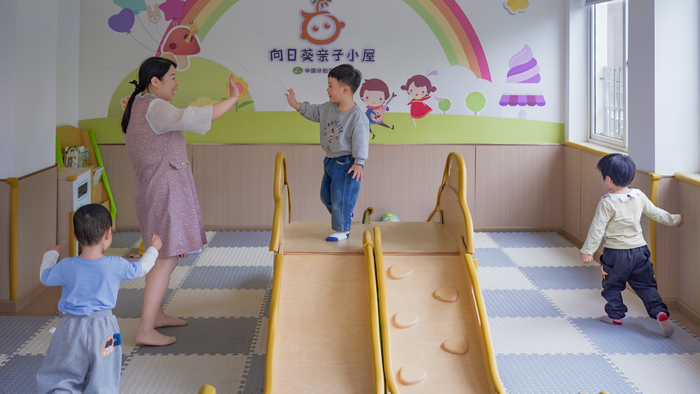 孩子在托班里游戏（央广网记者  俞烨  摄）