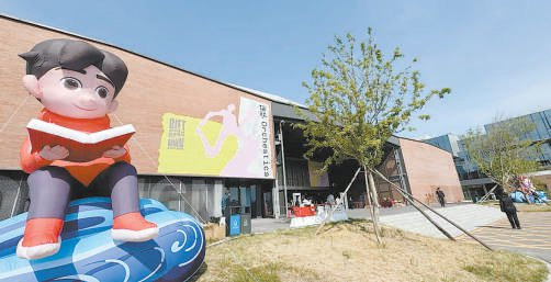 北服毕业展为国际设计周永久会址增添了艺术气息。 本报记者 陈强摄