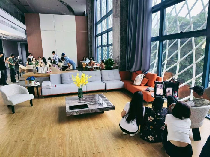 竖店内的拍摄场景，受访者供图