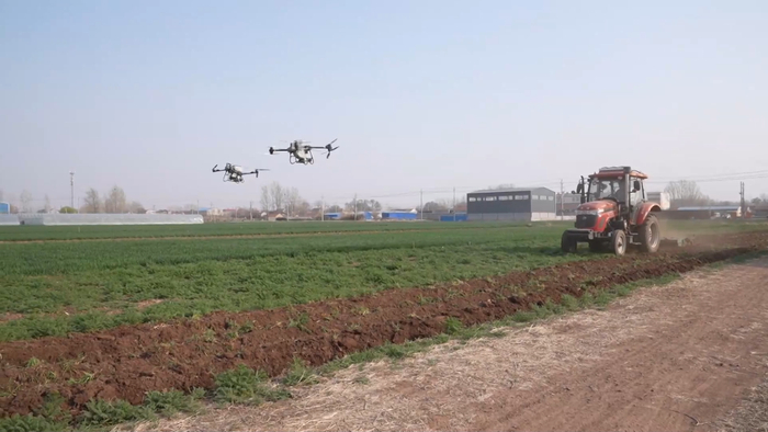 在山东莒县的一块合作社的农田里看到，一台拖拉机正沿着预设路线行驶。新华社记者 王欢 摄