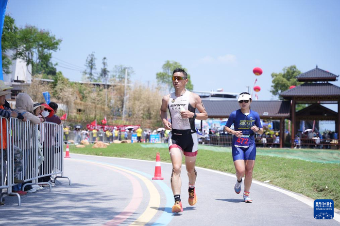 　　4月26日，选手在浠水县参加“乡村铁人三项”比赛。新华社发（杨洋摄）