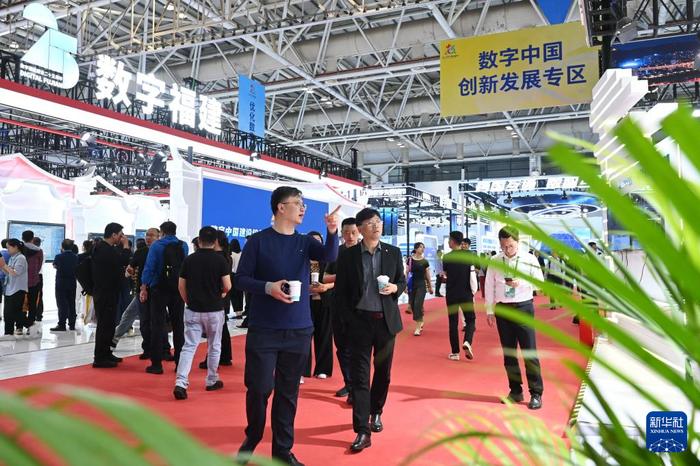 4月28日拍摄的第八届数字中国建设峰会现场体验区。新华社记者 林善传 摄