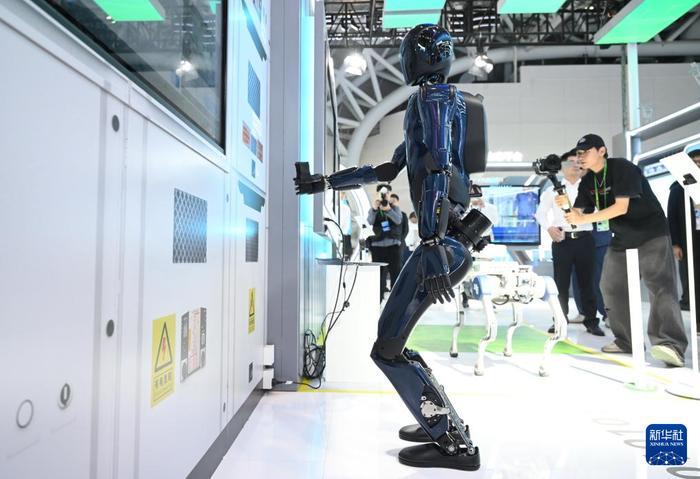 4月28日,中国南方电网有限责任公司展位的机器人模拟自主完成变电站巡检情景。新华社记者 林善传 摄