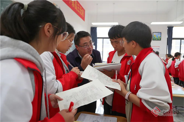 会泽文渊中学的老师在给学生们讲解习题 会泽县教育体育局 供图