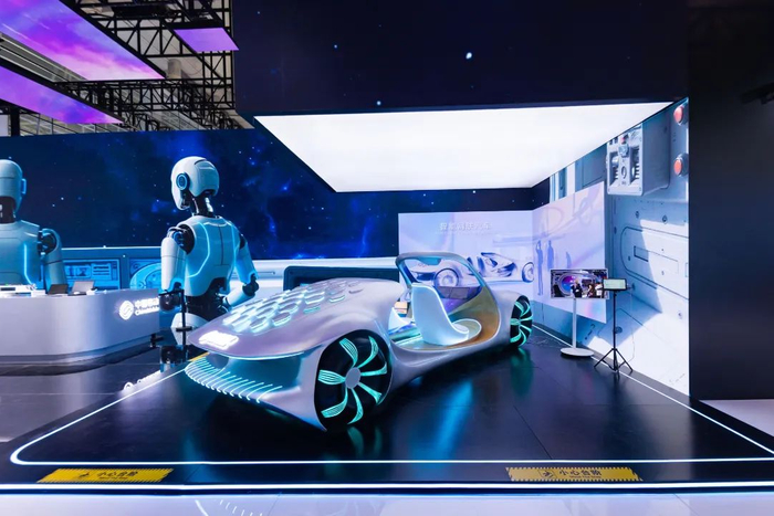 第八届数字中国建设峰会中国移动展区内，“智能网联车”等创新应用正盛装而待。（图片来源：福建日报）