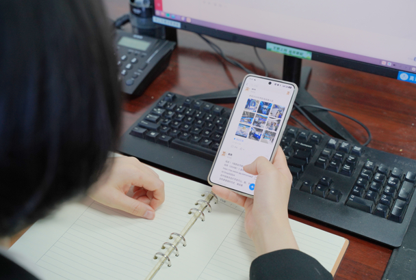 市民使用手机线上浏览智慧政务（翁莉 摄）