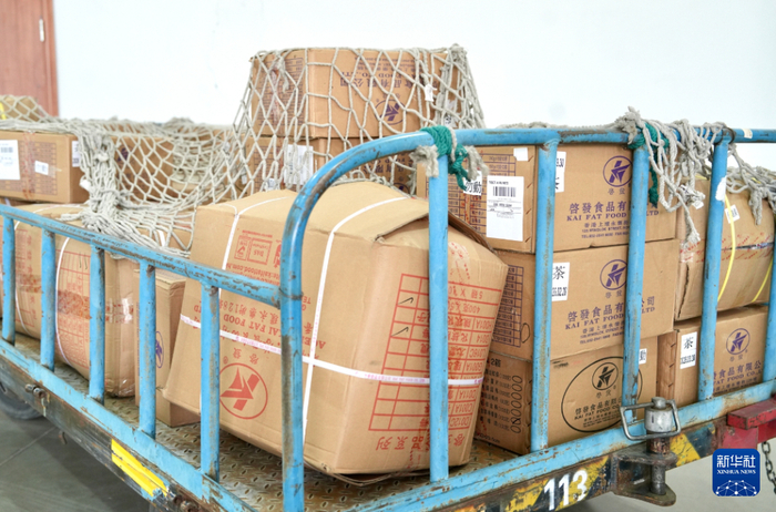 这是西藏首个航空口岸国际货站启用以来的首批香港货物。（西藏机场集团供图）