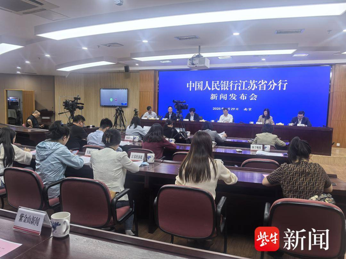 图为新闻发布会现场