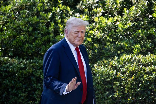 ▲当地时间2025年4月28日，美国华盛顿，特朗普总统在白宫南草坪接待2025年超级碗冠军费城老鹰队 图据视觉中国