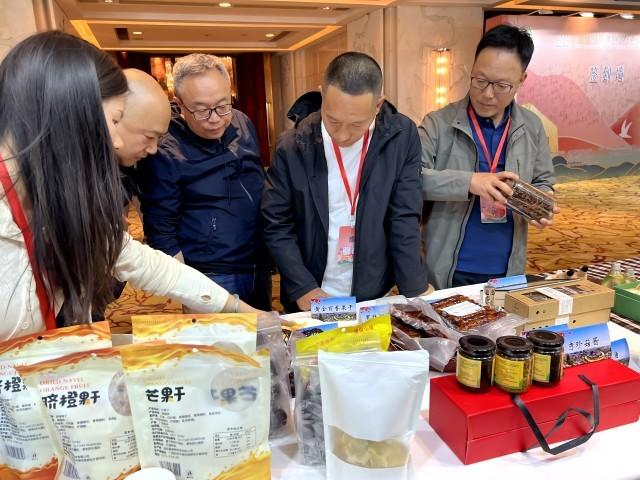 工作人员向各地游客介绍德保特色农产品。（黎玉聪 摄）