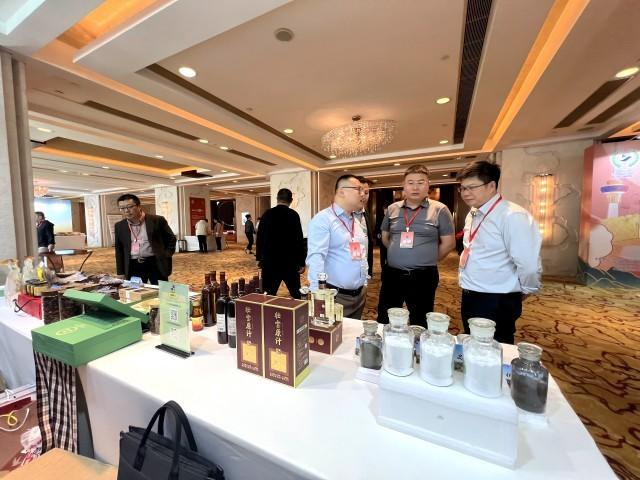 工作人员与各地商客交流工业发展经验。（黎玉聪 摄）