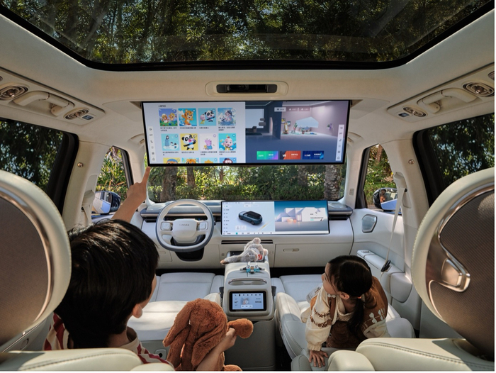 30 英寸 6K 一体式天际屏+30 英寸 6K 悬浮式娱乐屏