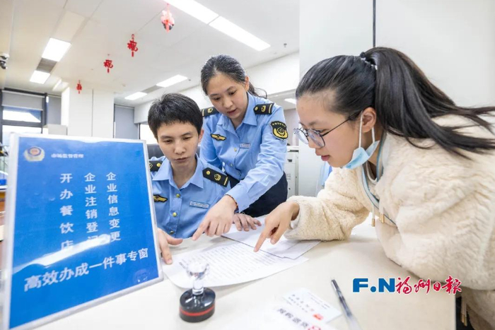 福州市政务服务中心高效办成一件事窗口。林双伟 摄