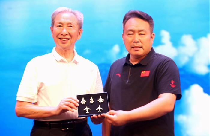 蒋开儒和申进科分享“五机同框”战机徽章 李孟斌摄