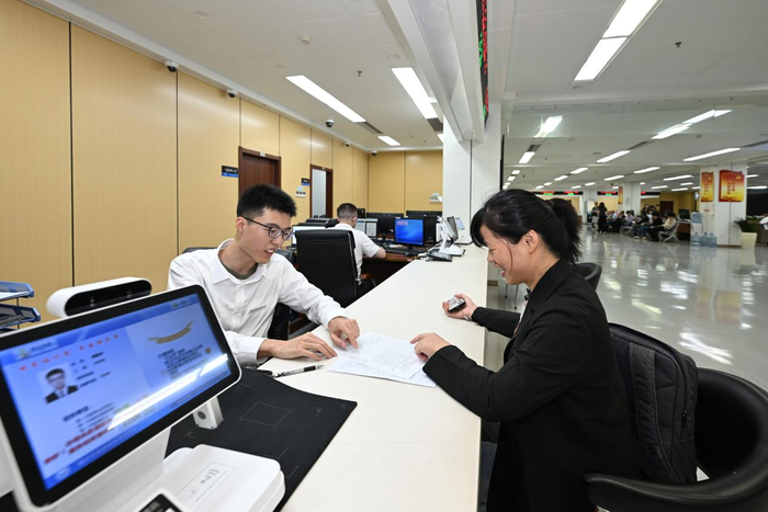 福州市政务服务中心“无证明”服务窗口（池远 摄）
