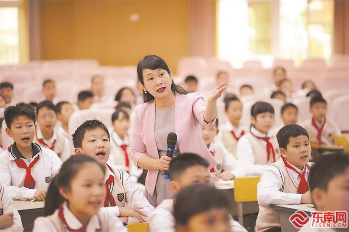 全国先进工作者、漳州市实验小学党委书记兰臻在为学生授课。