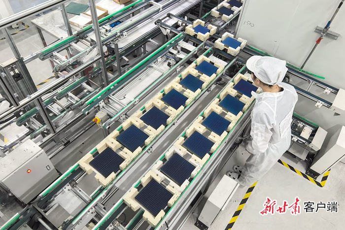 酒泉正泰新能源公司光伏电池片生产线。新甘肃·甘肃日报记者 刘健 摄