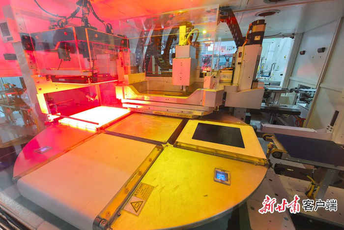 酒泉正泰新能源公司光伏电池片生产线。新甘肃·甘肃日报记者 刘健 摄