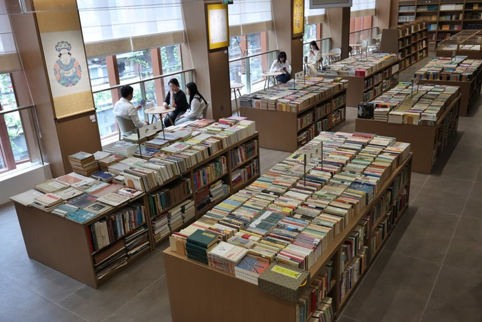 上海古籍书店焕新开业，成为国内单体最大的古籍书店。赖鑫琳摄