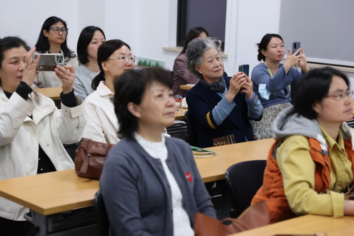 4月7日晚，市民艺术夜校春季班开班，总校开设的银发形象管理课程迎来首批中老年学员，年龄最大的70岁。赖鑫琳摄