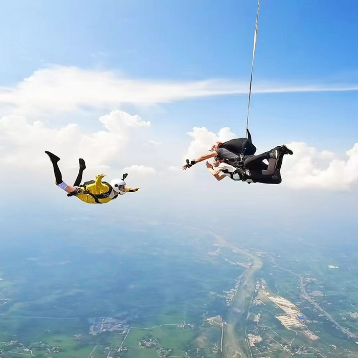 高空跳伞。 崇州市委宣传部供图