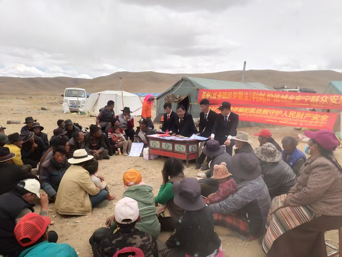 图为法院干警深入村居开展《反有组织犯罪法》及防范电信诈骗宣传。