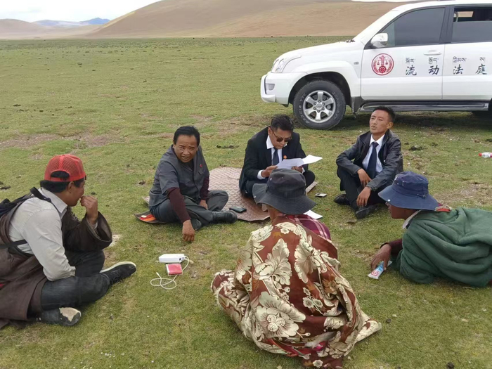 图为“大湖调解团队”下乡调解。