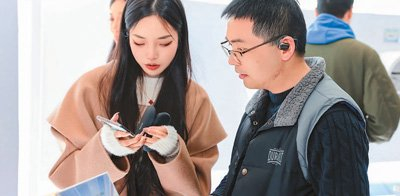 今年1月，阿里线下快闪活动上，观众体验爱富耳机。受访者供图