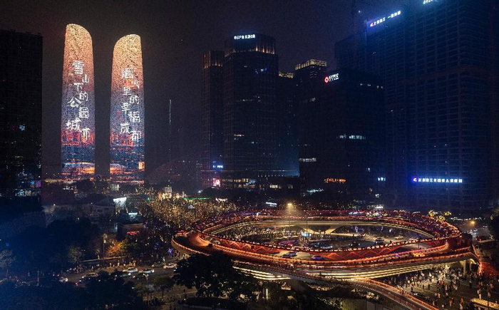 成都天府双塔和立交桥“交子之环”灯光璀璨。（资料图）新华社记者 江宏景 摄