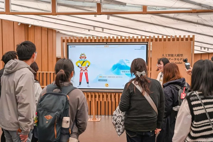   现场观众在世博会中国馆与“AI孙悟空”进行对话。（受访者供图）