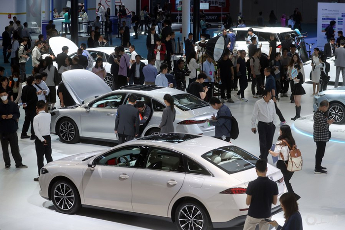 上海车展人头攒动。张海峰 摄