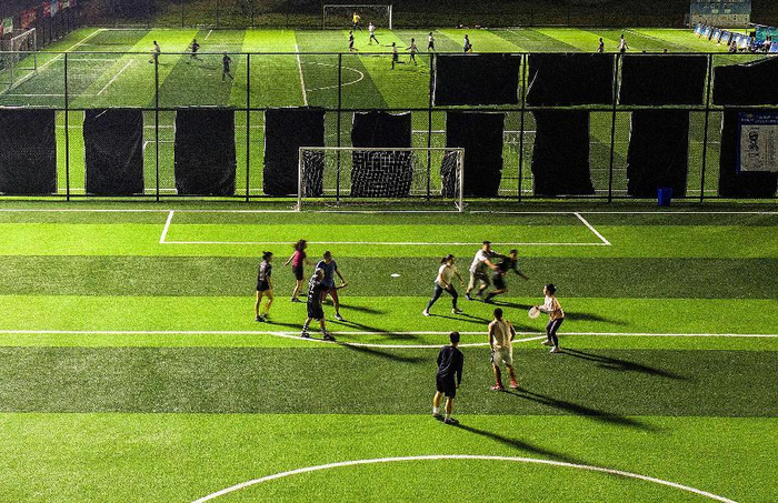 市民在成都市锦江体育公园足球场里玩飞盘。（资料图）新华社记者 江宏景 摄