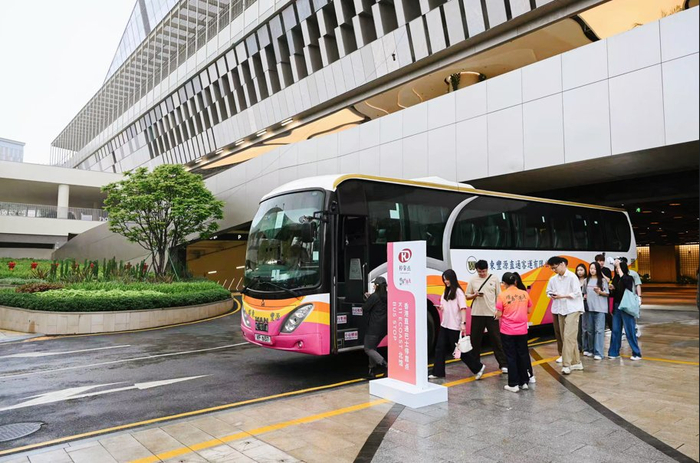 图：从香港市区经深圳湾口岸直达K11 ECOAST的跨境巴士正式开通
