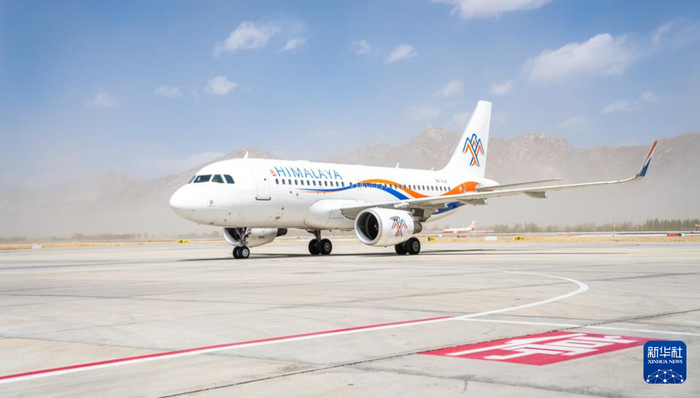这是3月31日拍摄的执飞拉萨至博卡拉国际航线首飞任务的喜马拉雅航空H9731次航班。新华社记者丁增尼达 摄