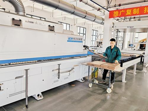     4月21日，在河北吉象佳美木业有限公司生产车间，工人正在作业。 本报记者 许君强摄