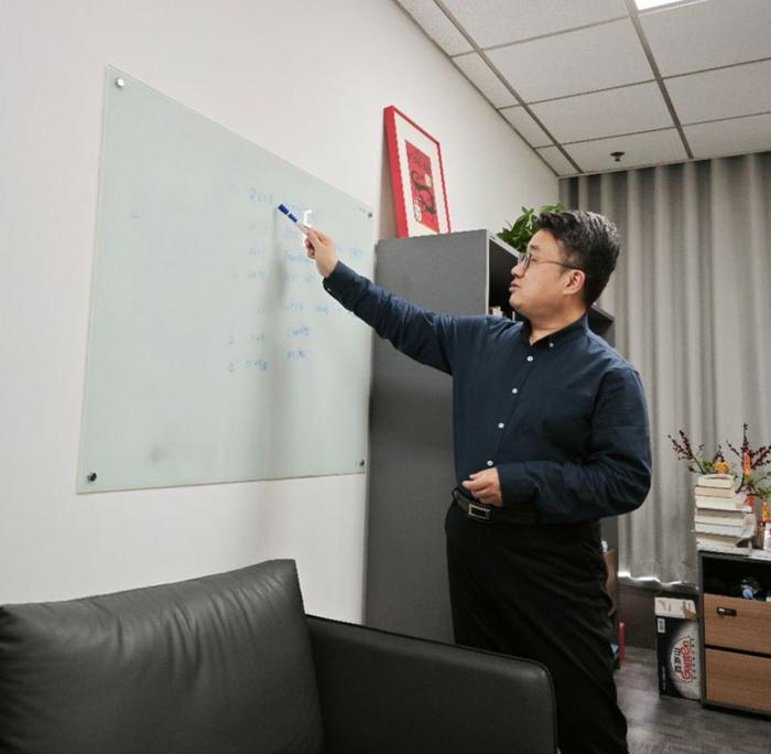 刘知远向记者讲解AI技术发展历程。 新京报贝壳财经记者 罗亦丹 摄