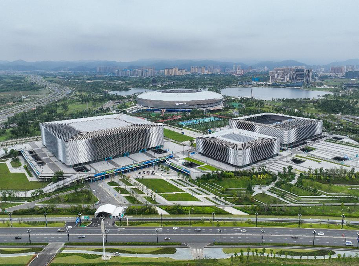 这是在成都市龙泉驿区拍摄的东安湖体育公园（2023年7月12日摄，无人机照片）。新华社记者 王曦 摄