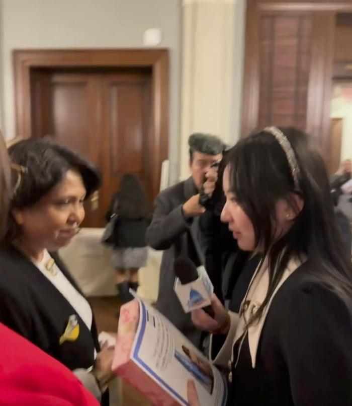图注:王星懿在采访联合国副秘书长普拉米拉.帕滕女士。