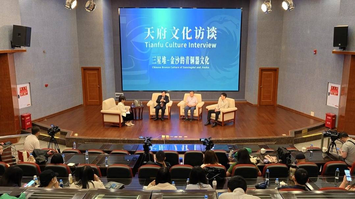 左二起：孙华、冉宏林、黎海超