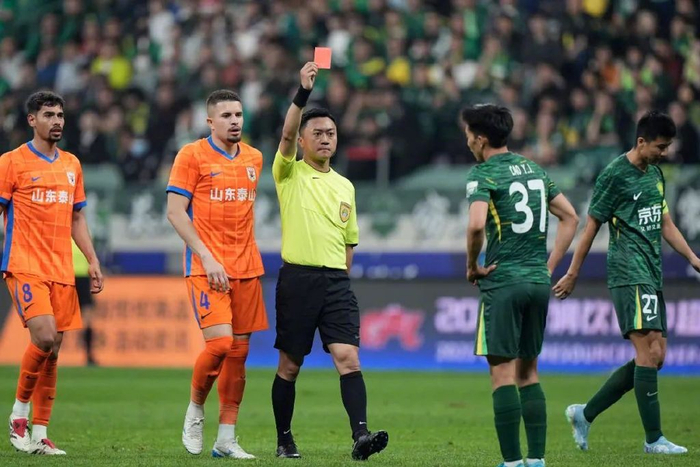 主裁判唐顺齐将北京国安队球员曹永竞罚下。图/中新社记者 赵文宇 摄