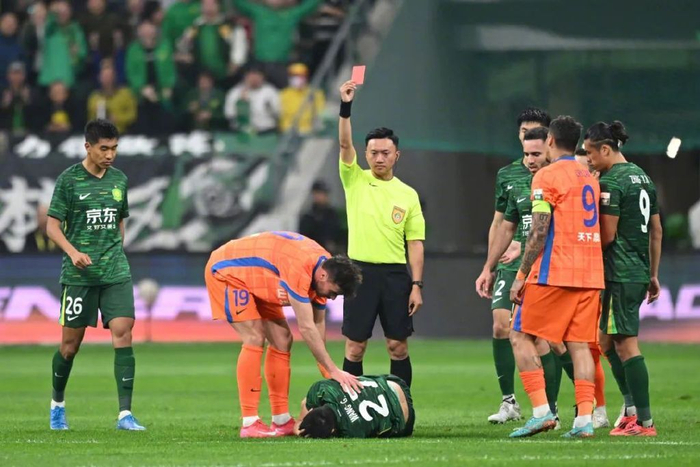 山东泰山队球员泽卡（左二）被红牌罚下。图/中新社记者 田宇昊