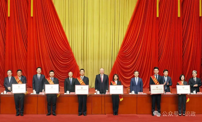 为受表彰代表颁奖