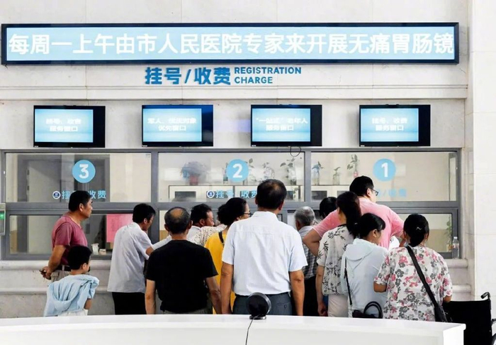 2024年8月1日，江苏海安市，人们在墩头中心卫生院挂号。图/新华