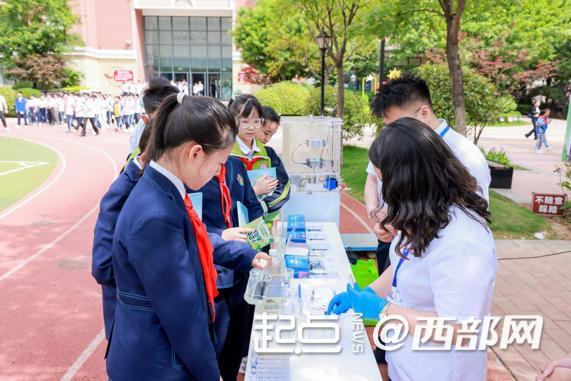 学生们参与水样检测互动。
