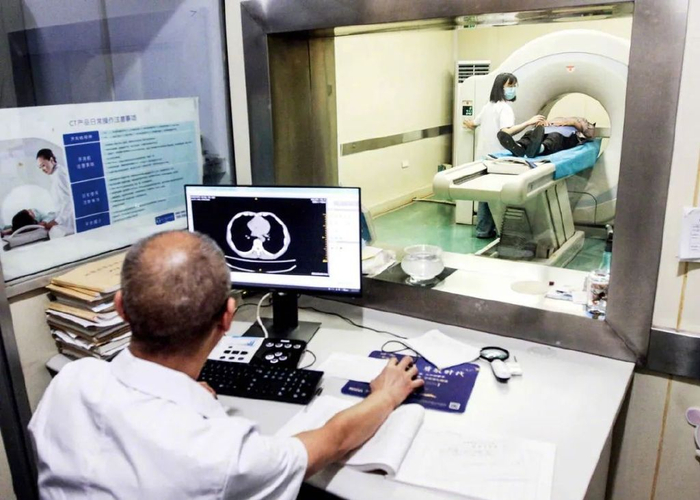 2024年5月27日，河南焦作市博爱县，清化镇卫生院的医生为辖区群众做免费肺部CT检查。图/中新