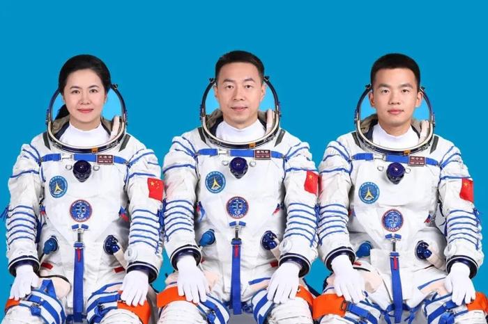 蔡旭哲(中),王浩泽(左),宋令东(右)