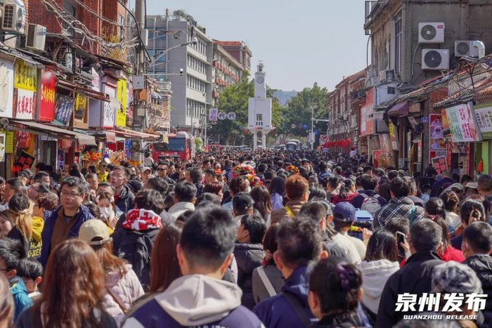 正月的泉州古城热闹非凡，来自五湖四海的游客畅游其中，感受泉州深厚的历史人文魅力。图为西街人如潮涌。（陈起拓 摄）