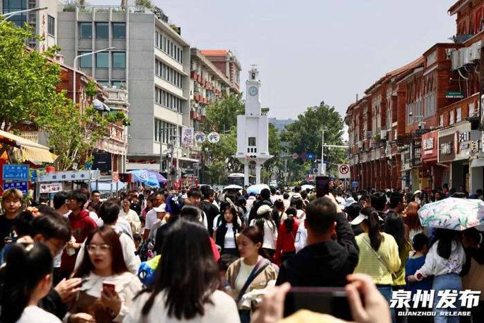 清明假期首日，泉州西街迎来了大批游客，街道上人头攒动，热闹非凡。（彭燕珍 摄）